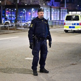 Policista hlídkuje u místa nehody.