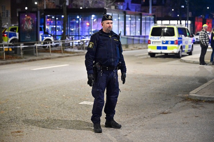 Policista hlídkuje u místa nehody.