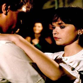 Úvodní píseň k seriálu nazpívala Iveta Bartošová. Na snímku Petra Kolevská