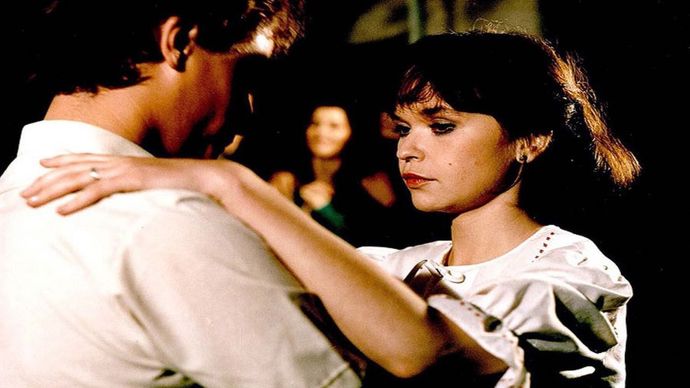 Úvodní píseň k seriálu nazpívala Iveta Bartošová. Na snímku Petra Kolevská