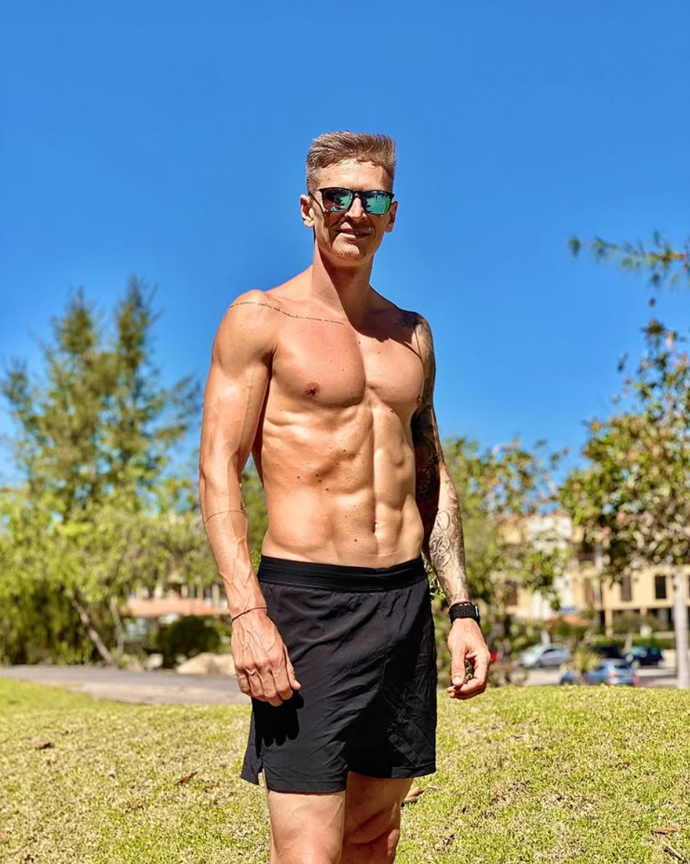 Ten své fotky do půl těla rád sdílí na sociálních sítích.