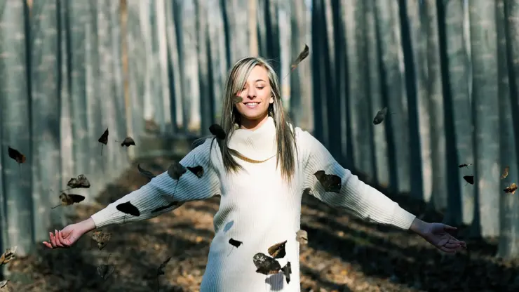 žena, příroda, listí