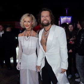 O rok později, v roce 2024, šokoval Richard Krajčo bílým frakem na holém těle a igelitovým pytlíkem namísto kabelky. 