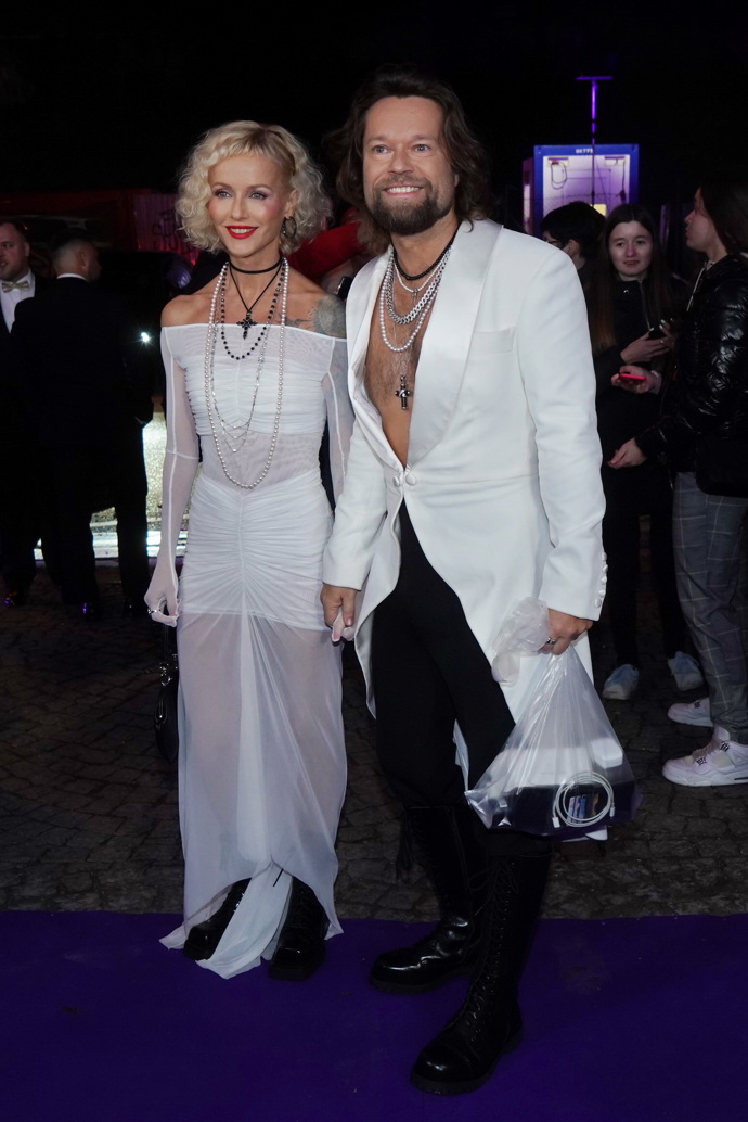 O rok později, v roce 2024, šokoval Richard Krajčo bílým frakem na holém těle a igelitovým pytlíkem namísto kabelky. 