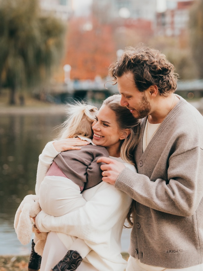 David Pastrňák s manželkou a dcerou Freyou Ivy.