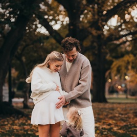 David Pastrňák a Rebecca Rohlsson čekají další miminko.