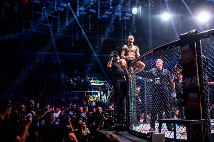 Radek Roušal slaví vítězství v Oktagonu. 