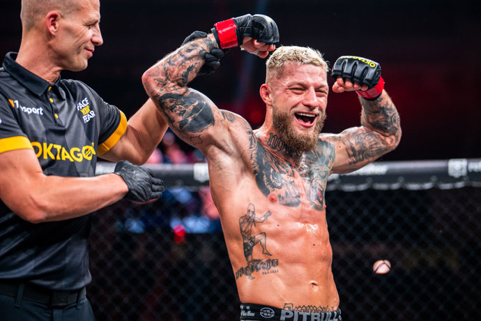 Radek Roušal slaví vítězství v Oktagonu. 