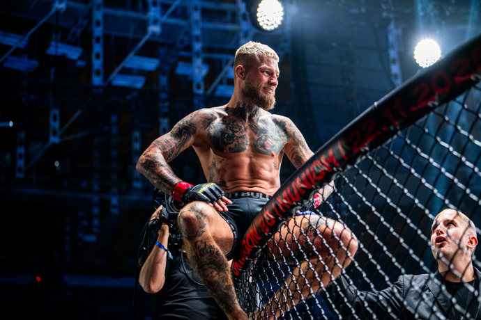 Radek Roušal slaví vítězství v Oktagonu. 