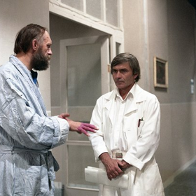 Pro facku prý Ladislav Křiváček nešel daleko ani v případě, že se jednalo o jeho milenku. Na snímku s Ladislavem Mrkvičkou ve filmu Lék pod kůží z roku 1988.