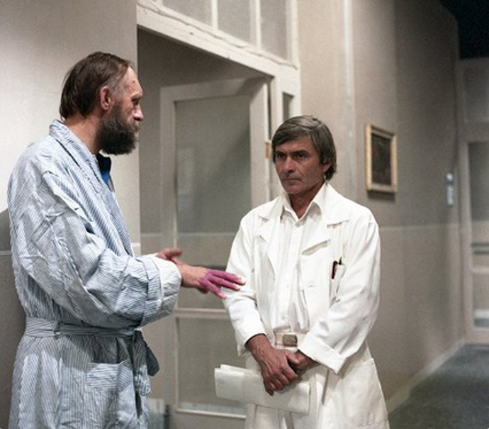 Pro facku prý Ladislav Křiváček nešel daleko ani v případě, že se jednalo o jeho milenku. Na snímku s Ladislavem Mrkvičkou ve filmu Lék pod kůží z roku 1988.