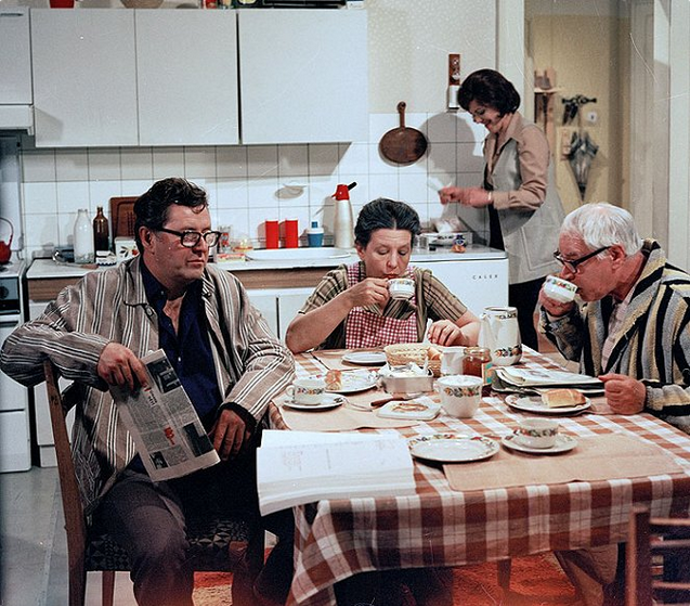 Film Pozdní léto vypráví příběh o bezdětné rodině a malém klukovi z dětského domova. Na snímku jsou Jiří Vala, Dana Medřická, Věra Galatíková a Ladislav Pešek.