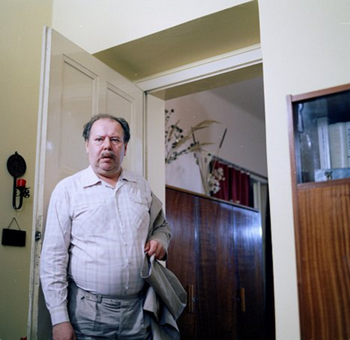 Vladimír Krška měl dvě dcery, ale vždy toužil i po synovi, a tak si jednoho adoptoval. Na snímku v seriálu Sanitka z roku 1984.