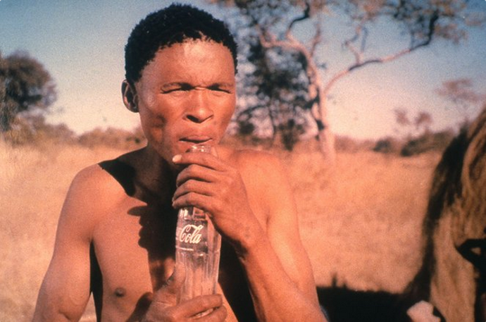 Křovácký herec N!Xau zažil po natáčení komedie Bohové musí být šílení tvrdý střet se západní civilizací. Peníze pro něj neměly žádnou hodnotu a nevěděl, jak s nimi nakládat. Nakonec se tak vrátil do rodné Namibie k roli rolníka a lovce.