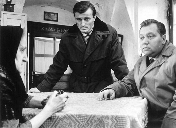 Psychiatr Miroslav Plzák se objevil ve filmu Vrah skrývá tvář. O čem detektivka byla? V lese, nedaleko Drahovic, je nalezena mrtvola mladé ženy. Na místo se začínají sjíždět zkušení kriminalisté... na snímku jsou Lola Skrbková, Radoslav Brzobohatý a Rudolf Hrušínský.