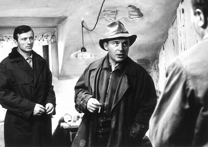 Film byl inspirován sériovým vrahem Václavem Mrázkem. Na snímku jsou Radoslav Brzobohatý a Zdeněk Kutil.