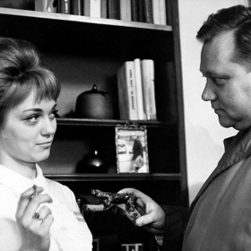 Na snímku z filmu Vrah skrývá tvář jsou Jarmila Doležalová a Rudolf Hrušínský.