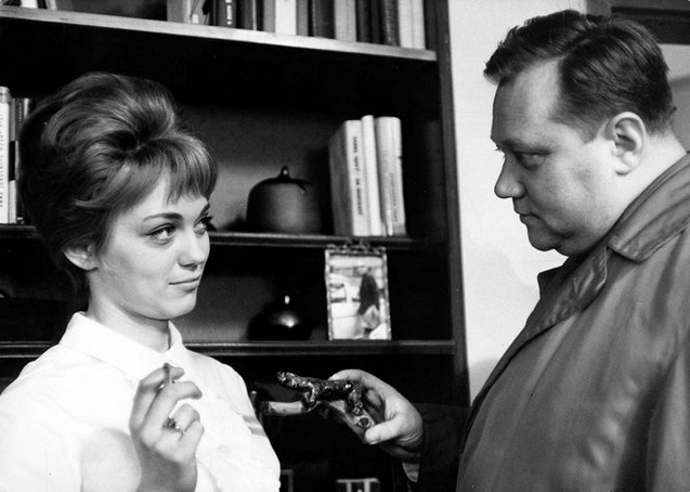 Na snímku z filmu Vrah skrývá tvář jsou Jarmila Doležalová a Rudolf Hrušínský.