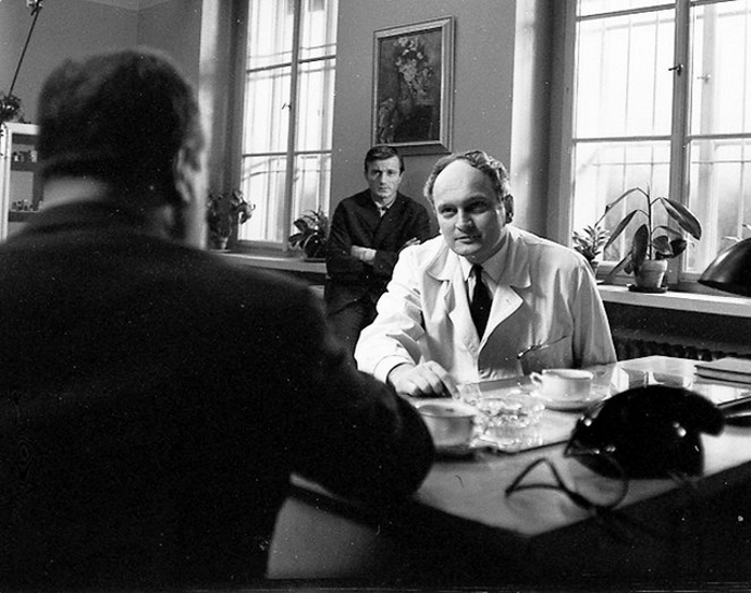 Miroslav Plzák si ve filmu Vrah skrývá tvář zahrál sám sebe - tedy lékaře.