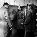 Na snímku z filmu Vrah skrývá tvář jsou Rudolf Hrušínský, Radoslav Brzobohatý a Zdeněk Kutil.