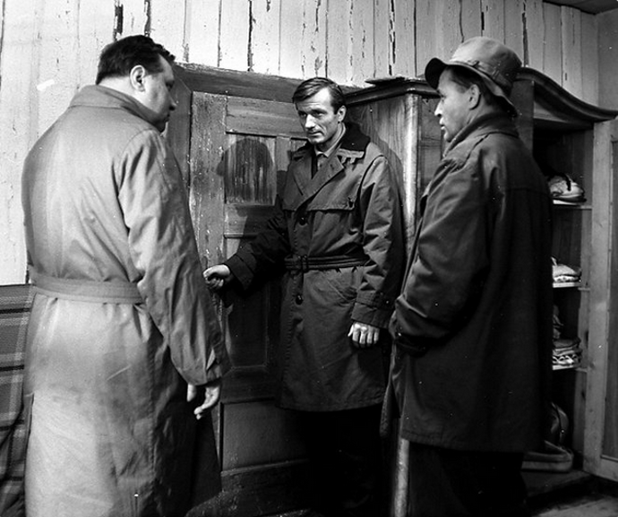 Na snímku z filmu Vrah skrývá tvář jsou Rudolf Hrušínský, Radoslav Brzobohatý a Zdeněk Kutil.