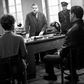 Na snímku z filmu Vrah skrývá tvář jsou Rudolf Hrušínský a Jiří Pleskot.