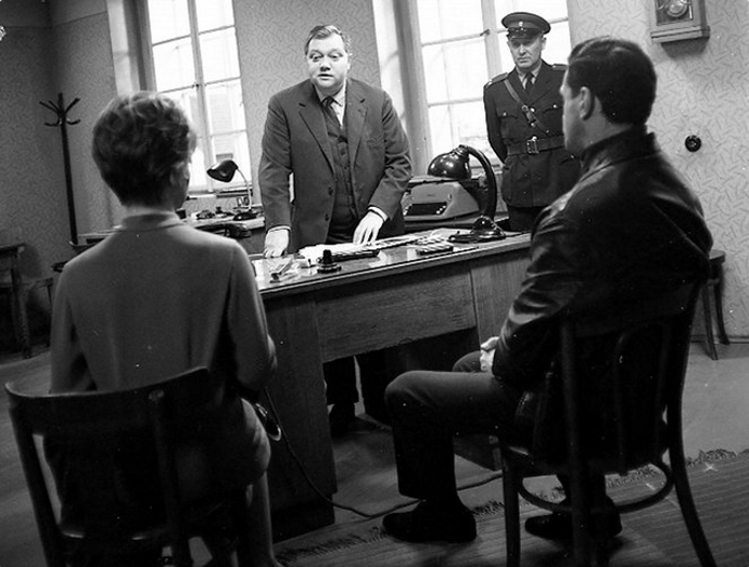 Na snímku z filmu Vrah skrývá tvář jsou Rudolf Hrušínský a Jiří Pleskot.