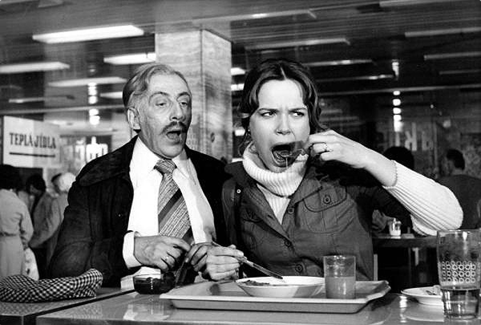 Scénka z bufetu byla inspirována skutečnou příhodou, která se stala herci Jiřímu Lírovi. Na snímku Miloš Kopecký a Dagmar Havlová.