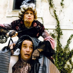 Nelly Gaierová patřila mezi prvotřídní operní pěvkyně, ale známe ji i z filmového plátna. Na snímku s Viktorem Preissem ve filmu Svatba upírů z roku 1993. Gaierová si zahrála mimo jiné také ve filmu Já už budu hodný, dědečku. Další snímky v galerii jsou z tohoto filmu.