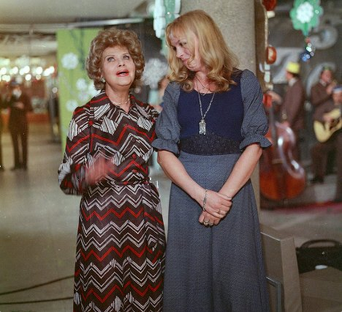 Nelly Gaierová byla považována za skutečnou dámu. Na snímku ve filmu Hledám jednu písničku z roku 1975.