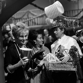 Diva Nelly Gaierová vždy dbala na svůj vzhled a vystupování. Na snímku z filmu Pějme píseň do kola z roku 1967 s Vlastimilem Haškem.