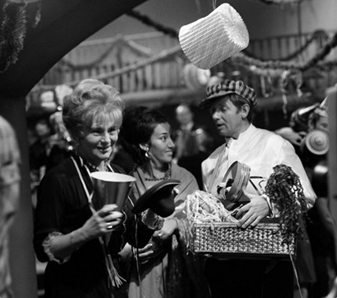 Diva Nelly Gaierová vždy dbala na svůj vzhled a vystupování. Na snímku z filmu Pějme píseň do kola z roku 1967 s Vlastimilem Haškem.