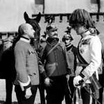 Vlasta Burian si zahrál mimo jiné ve filmu Pobočník Jeho Výsosti, kde ztvárnil nadporučíka Pateru, jenž se nešťastně zaplete do aféry týkající se těch nejvyšších společenských kruhů. Film byl natočen v roce 1933.