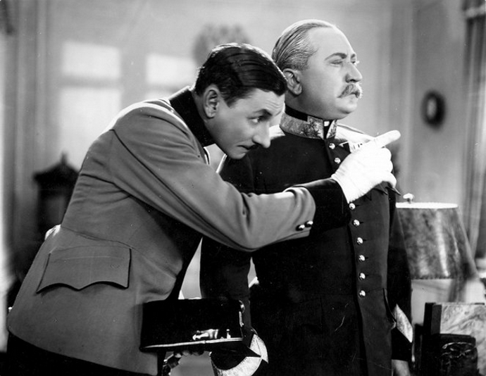 Jeho honorář činil tehdy 270 000 československých korun, což byla doslova pohádková částka. Na snímku s další hvězou první republiky, Jaroslavem Marvanem.