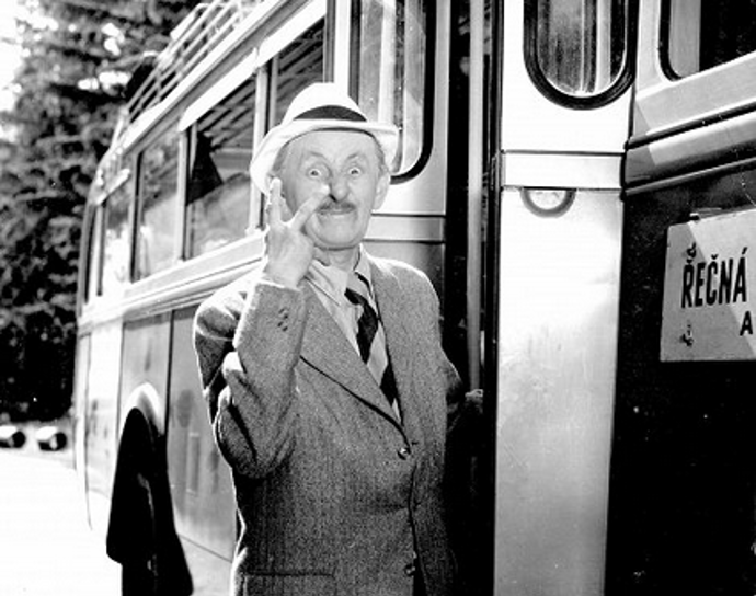 Jelikož patřil mezi nejznámější a velmi vytížené prvorepublikové celebrity, potřeboval také někdy "vypnout". (snímek je z filmu Muž v povětří)