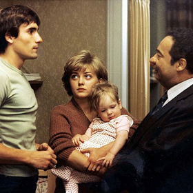 Ve skutečnosti je ale manželství Hynka a Pavly ve stádiu rozvodu. Na snímku Jan Čenský, Veronika Žilková a Vladimír Menšík.