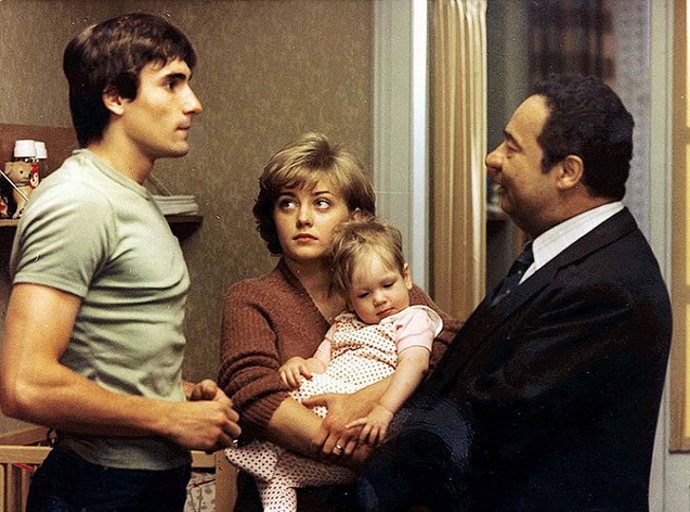 Ve skutečnosti je ale manželství Hynka a Pavly ve stádiu rozvodu. Na snímku Jan Čenský, Veronika Žilková a Vladimír Menšík.