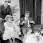 Manželství s Josefem Zímou vydrželo 54 let. (snímek je z pořadu Než se zvedne opona). Následují fotografie jsou z filmu Když rozvod, tak rozvod, kde si Eva Klepáčová také zahrála.