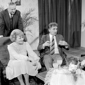 Manželství s Josefem Zímou vydrželo 54 let. (snímek je z pořadu Než se zvedne opona). Následují fotografie jsou z filmu Když rozvod, tak rozvod, kde si Eva Klepáčová také zahrála.