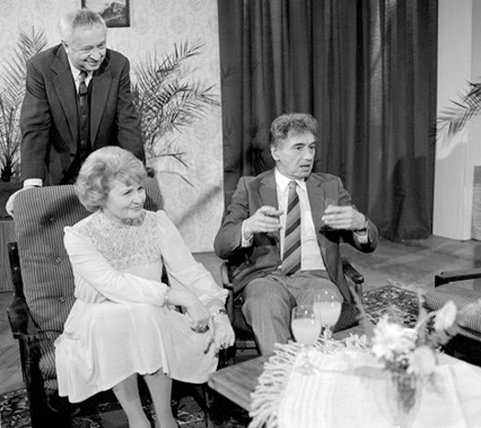 Manželství s Josefem Zímou vydrželo 54 let. (snímek je z pořadu Než se zvedne opona). Následují fotografie jsou z filmu Když rozvod, tak rozvod, kde si Eva Klepáčová také zahrála.