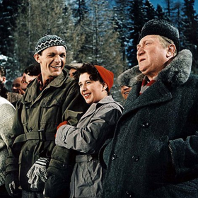 Jaroslav Marvan se, jakožto revizor Gustav Anděl, vydává na dovolenou do zasněžených Vysokých Tater. Na snímku Josef Kemr, Stella Zázvorková a Jaroslav Marvan.