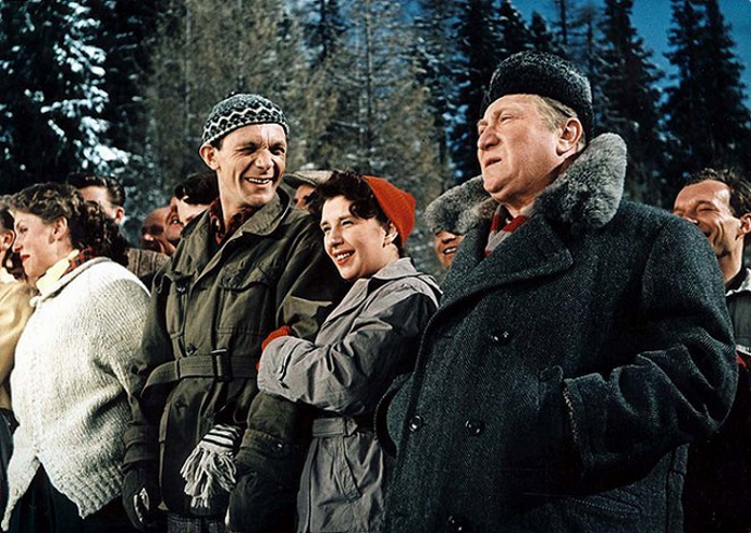 Jaroslav Marvan se, jakožto revizor Gustav Anděl, vydává na dovolenou do zasněžených Vysokých Tater. Na snímku Josef Kemr, Stella Zázvorková a Jaroslav Marvan.