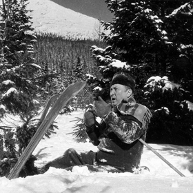 Během natáčení si slavný herec Jaroslav Marvan zlomil nohu.