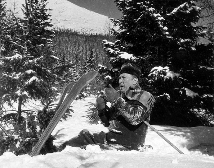 Během natáčení si slavný herec Jaroslav Marvan zlomil nohu.