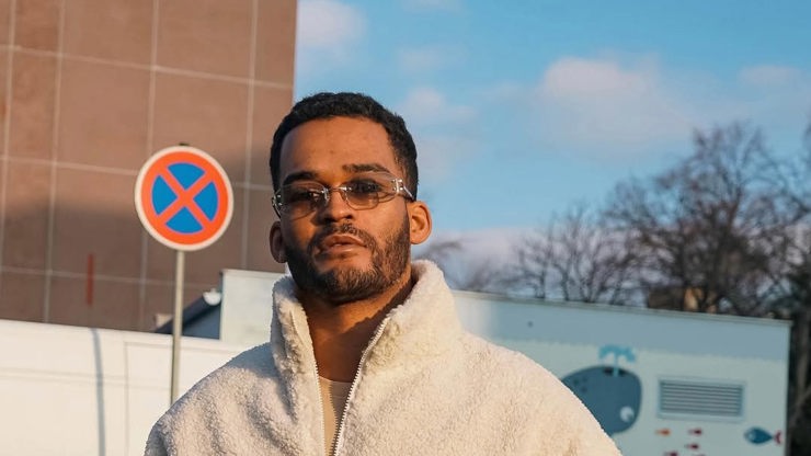 Chris Mumba zpíval s chlapeckou skupinou.