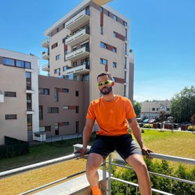 Chris Mumba je zpěvák.