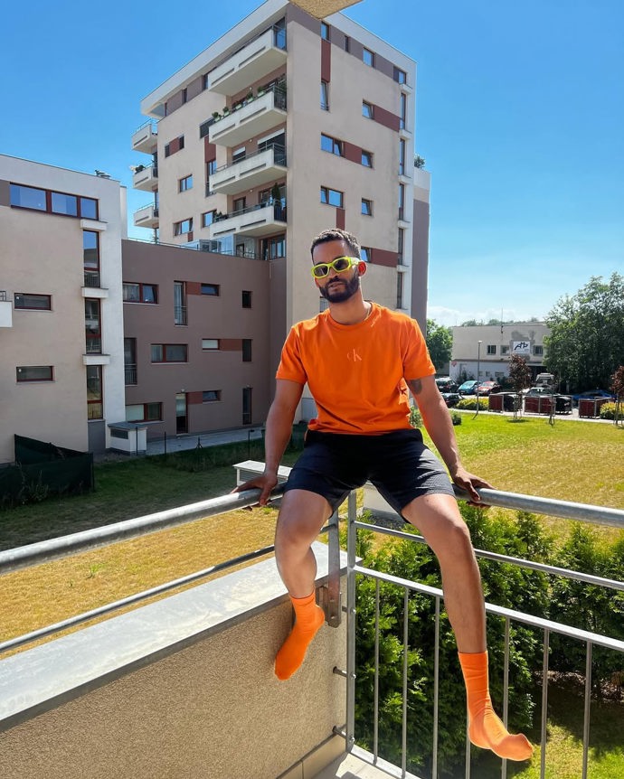 Chris Mumba je zpěvák.