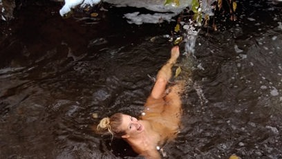 FOTO: Nahá Anna Kulovaná v potoce.