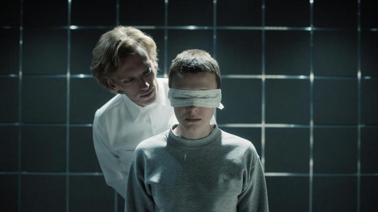 Jamie Campbell Bower a Millie Bobby Brown v seriálu Stranger Things.