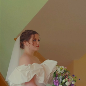 Berenika měla na svatbě krásné šaty.